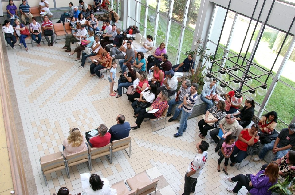 Contribuintes fazem fila na prefeitura de Ponta Grossa para discutir imposto | Luciano Mendes/ Gazeta do Povo