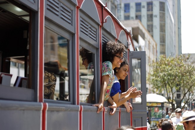 Animado com a Corrente, o público acompanhava a batucada |