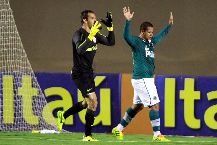 O goleiro Muriel reclama de impedimento enquanto o atacante Walter se recusa a comemorar o gol de empate do Goiás contra o Inter, em respeito ao clube que o revelou. | Carlos Costa/Futura Press - Folhapress