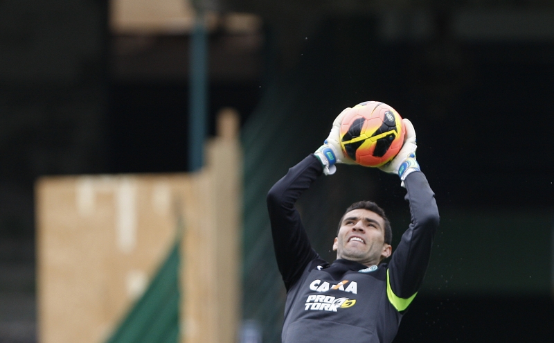 No time que mais usou jogadores no campeonato, o goleiro Vanderlei é uma das raras exceções de assiduidade em campo | Jonathan Campos/Gazeta do Povo