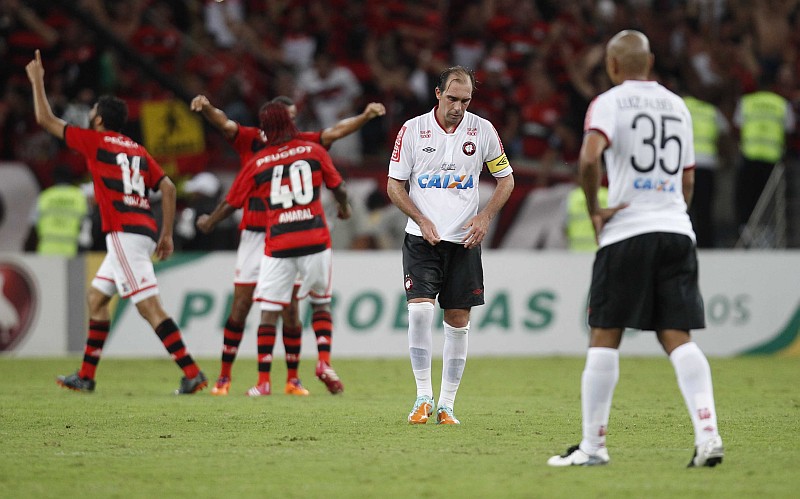 Jogadores do Flamengo comemoram o gol de Hernane, o segundo da partida, desolando o time atleticano | Jonathan Campos / Agência de Notícias Gazeta do Povo