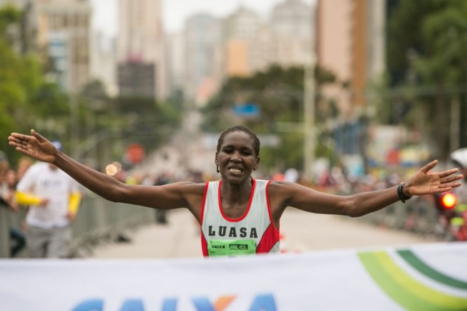 A queniana Malakuen Jepkogie cruza a linha de chegada para vencer a maratona | 