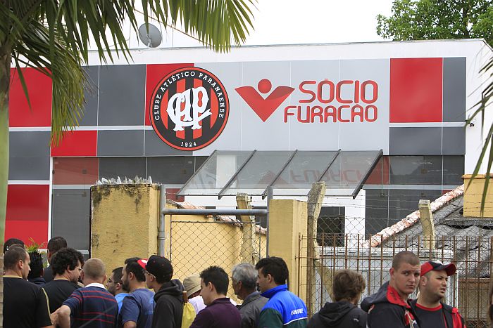 Procura foi grande para a habilitação dos cartões da final da Copa do Brasil no Espaço Furacão | Antonio More / Gazeta do Povo