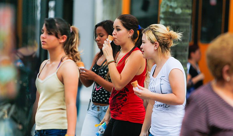 Com temperatura acima de 30ºC na capital, o jeito foi apelar para o sorvete | Brunno Covello/Agência de Notícias Gazeta do Povo