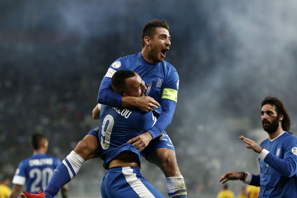 Capitão Katsouranis abraça Mitroglou na vitória grega sobre a Romênia | Reuters