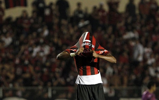Marcelo tira a camisa ao intervalo do jogo. Atacante viu gol inicial frustrado por empate flamenguista | 
