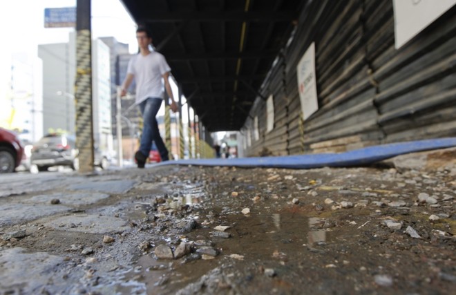 Obras e intervenções obstruem a livre passagem de pedestres pelas calçadas de Curitiba | 