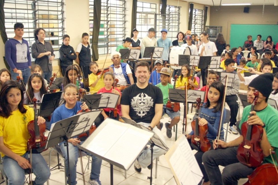 O músico Pedro Camargo Mariano, filho da cantora Elis Regina, com as crianças do Projeto Espaço Vida e Música, que se apresentaram para ele na tarde de quinta-feira. Pedro também participou de um bate-papo musical com os alunos do projeto, criado e mantido pelo Instituto Cargolift. Ontem à noite, ele se apresentou Teatro Positivo | Monique Cellarius