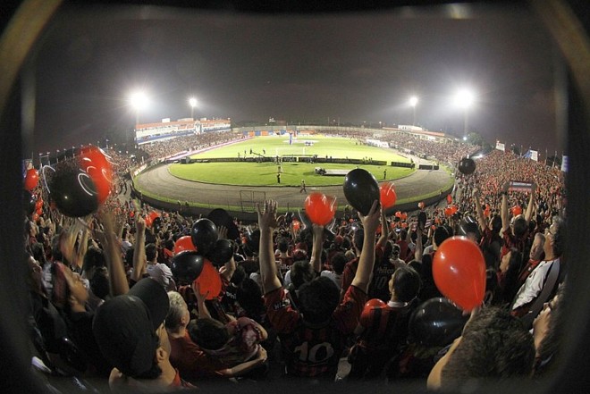 Torcedores com bexigas lotam a Curva Norte da Vila Capanema e fazem festa para aquecimento do time atleticano |