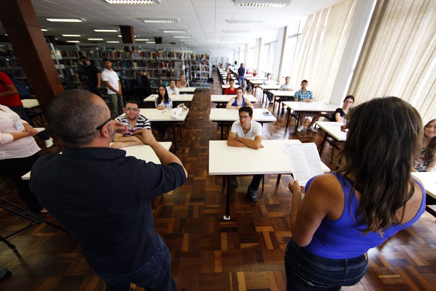 Vestibulandos recebem orientações no início das provas | André Rodrigues / Gazeta do Povo