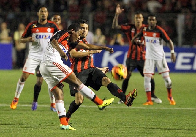 Elias e Zezinho disputam jogada no meio campo | 