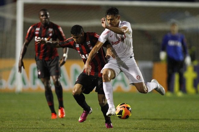 Jogo começou aberto, com boas disputas e contra-ataques | 