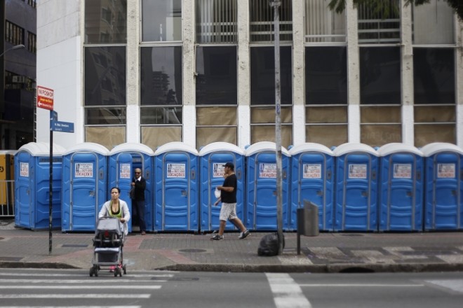 Instalados no decorrer da semana, os banheiros químicos já estão a postos para atender os mais apertados |