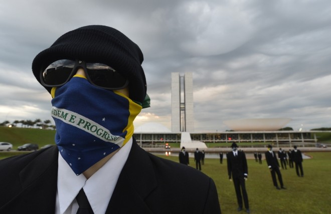 Bandeira do Brasil foi utilizada por mascarado para cobrir o rosto | 
