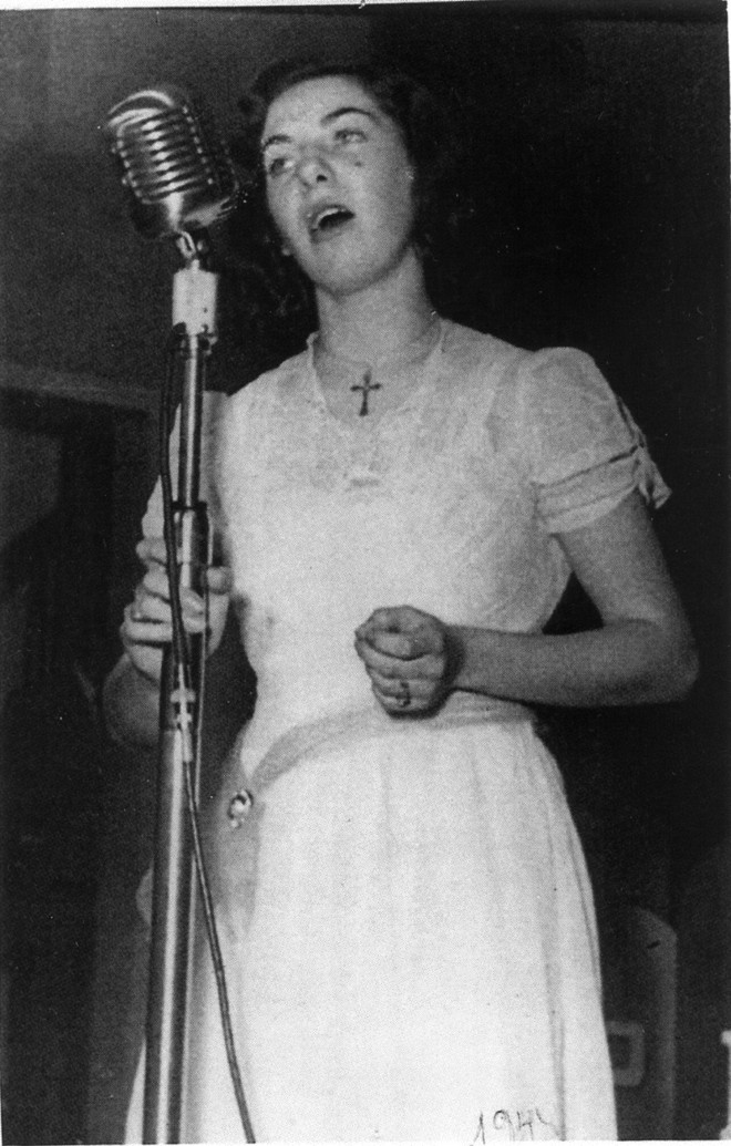 Estrela da emissora RB2, Lucia Cecília Kubis foi eleita, em 1948, a Rainha do Rádio pela Gazeta do Povo |