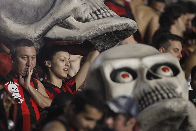 Torcida atleticana levou todos os tipos de adereços para a Vila Capanema | 
