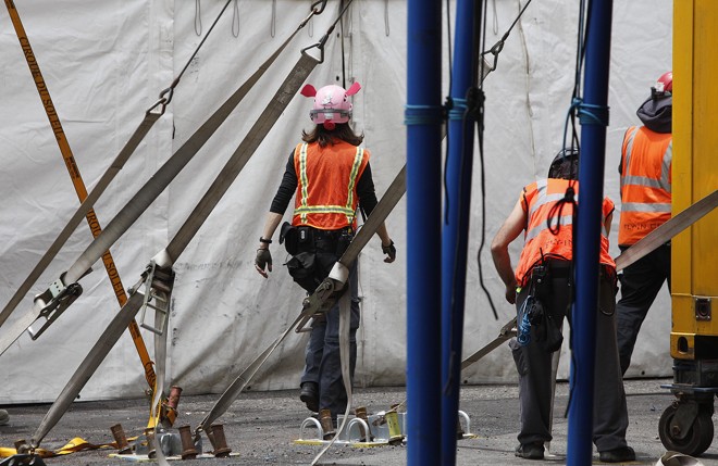 Ao todo, 250 funcionários de Curitiba foram contratados para trabalhar durante a montagem ou os dias de apresentação |