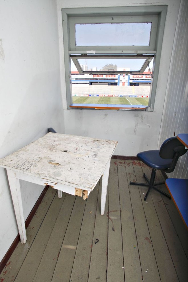 A cabine acanhada para as rádios |