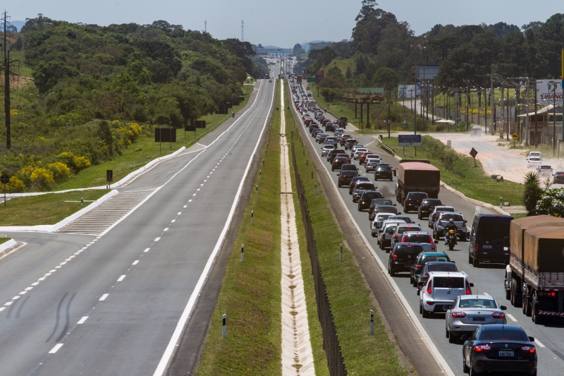 BR-277: a pista que segue em direção às praias estava lotada na manhã deste feriado de Proclamação da República | Brunno Covello/Gazeta do Povo