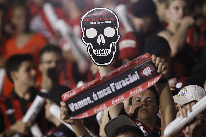 Torcedor com a caveira na torcida pelo Atlético na final da Copa do Brasil | Hugo Harada / Gazeta do Povo