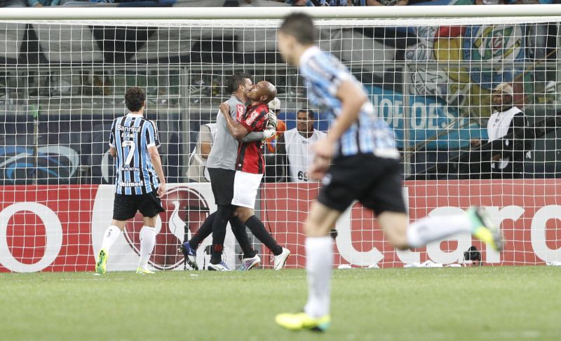 Luiz Alberto comemora com Weverton após lance em que impediu gol gremista | Daniel Castellano, enviado especial / Gazeta do Povo