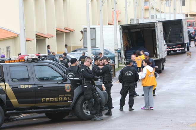 Conforme a PF, os moradores das casas a serem reintegradas deixam as construções de maneira pacífica nesta manhã |