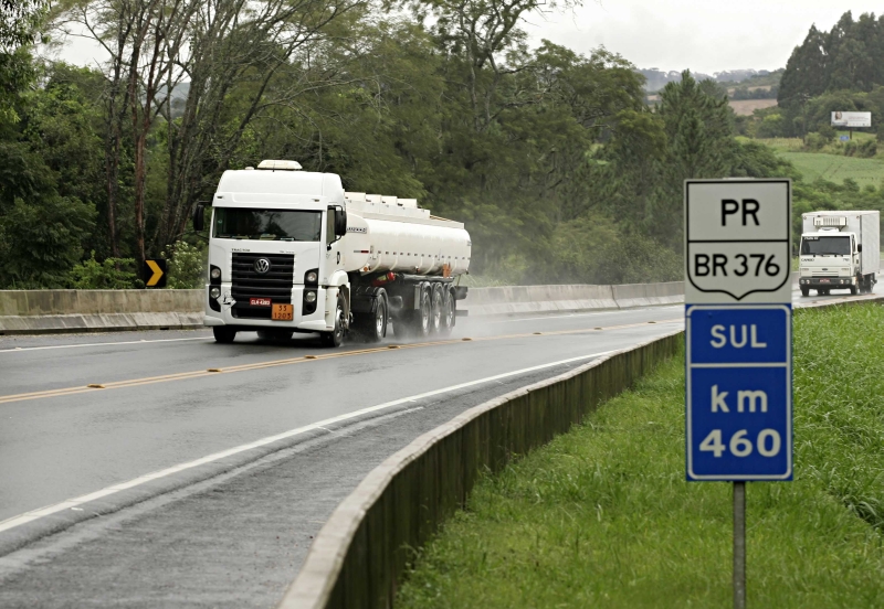 Risco de colisão frontal é maior em pista simples, como na BR-376 entre Ponta Grossa e Tibagi | Josué Teixeira/ Gazeta do Povo