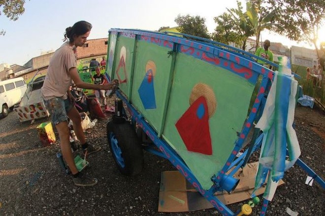 Artista em ação durante Pimp My Carroça no Rio de Janeiro |