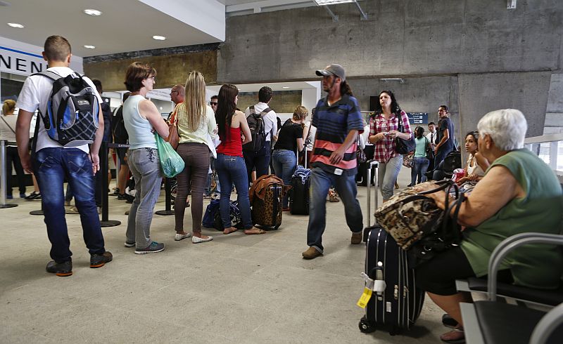 Passageiros fizeram fila para comprar passagens. Feriado deve ser movimentado na Rodoferroviária de Curitiba | Marcelo Andrade/Agência de Notícias Gazeta do Povo