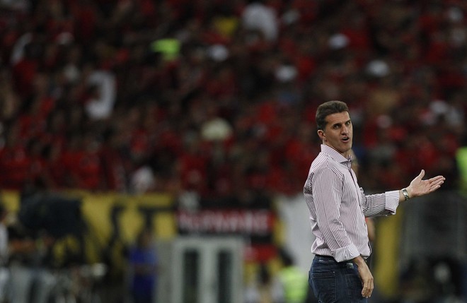 Vagner Mancini gesticula na beira do gramado: jogo nervoso no Rio | 