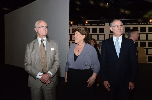 O rei Carl XVI Gustaf, da Suécia, com a diretora cultural do Museu Oscar Niemeyer, a artista plástica Estela Sandrini, e o secretário da Cultura do estado, Paulino Viapiana, durante a visita que fez ontem ao MON | Kraw Penas