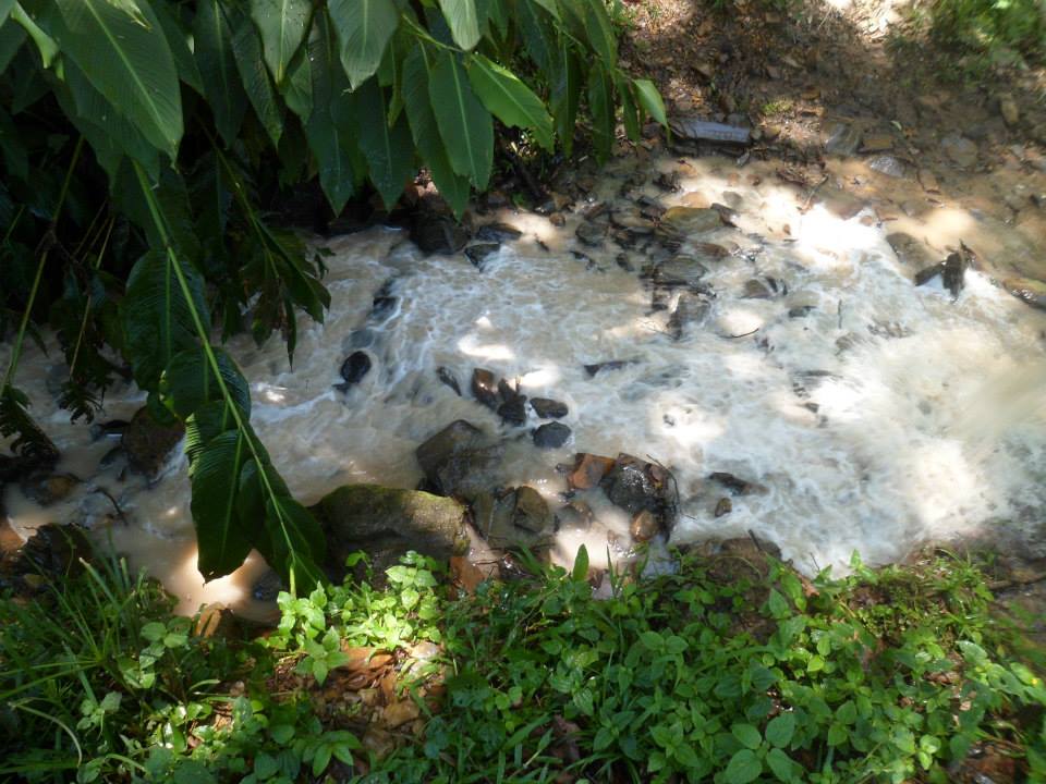 Água do riacho ficou branca por causa do álcool derramado, de acordo com os bombeiros comunitários | Sirlei Lopes / Bombeiros Comunitários Reserva