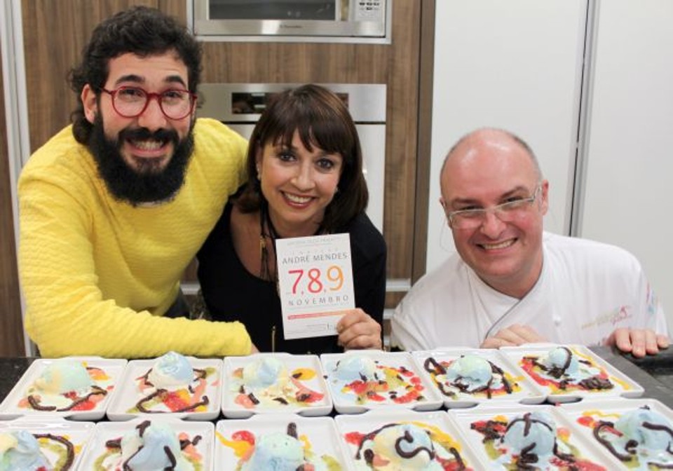 A galerista Zilda Fraletti com o artista plástico André Mendes (à esq.) e o chef Ricardo Filizola, que criou sobremesas inspiradas nas obras de André para o projeto Sabores da Inspiração, da Versadas Assessoria Doméstica e Empresarial. As mais novas obras dele podem ser vistas até amanhã na galeria do Design Center, com bate-papo com o artista neste sábado, às 11 horas | Luciana Ramm