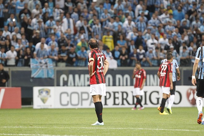 Paulo Baier observa jogada no meia-cancha | 