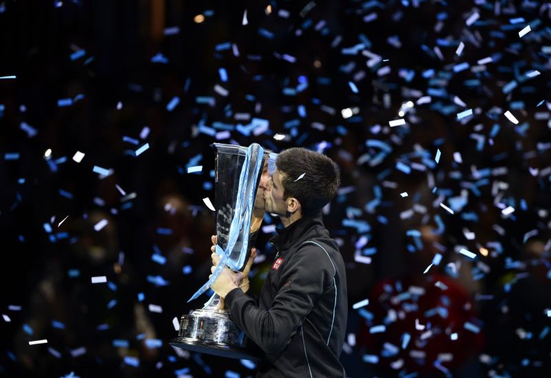 Novak Djokovic beija a taça do ATP Finals em Londres | Dylan Martinez / Reuters