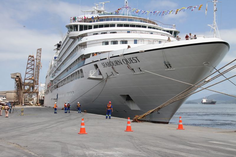 O Seabourn Quest, primeiro navio da temporada de cruzeiros a atracar em Paranaguá | Oswaldo Eustáquio / Agência de Notícias Gazeta do Povo