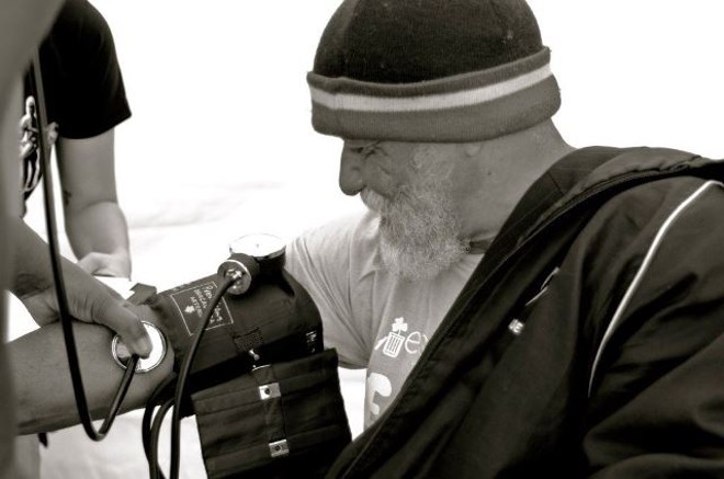 Projeto também leva aos catadores serviços como atendimento médico |