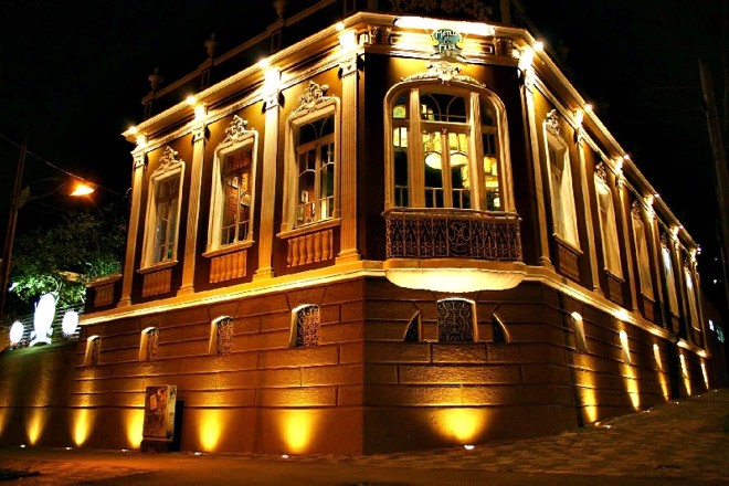 Matriz & Filial: Em setembro de 2008, o empresário Alessandro Reis, que desde 1997 toca o Crossroads Blues & Classics  verdadeiro templo do rock em Curitiba  resolveu abrir uma casa noturna dedicada à MPB e ao samba de raiz. Nascia assim o Matriz & Filial. 