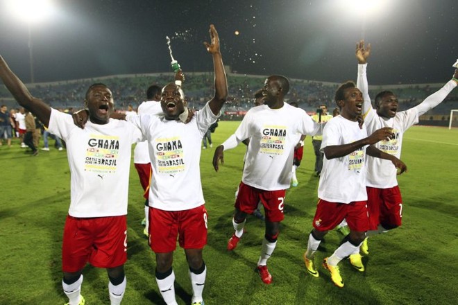 Jogadores ganeses comemoram no Cairo com camiseta alusiva à participação no Mundial do Brasil | Khaled Elfiqi / EFE