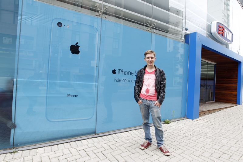 O cantor Nader Assaf à espera de seu novo iPhone | Antonio More / Agência de Notícias Gazeta do Povo