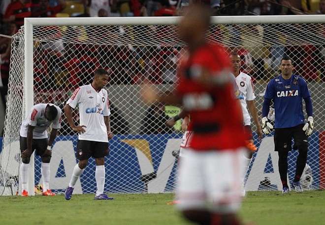 Jogadores atleticanos lamentam o gol de Elias, o primeiro da partida | 