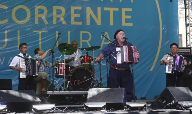 Com suas músicas alegres e dançantes, o cantor gauchesco abriu o último dia de apresentações no palco da praça Carlos Gomes | 