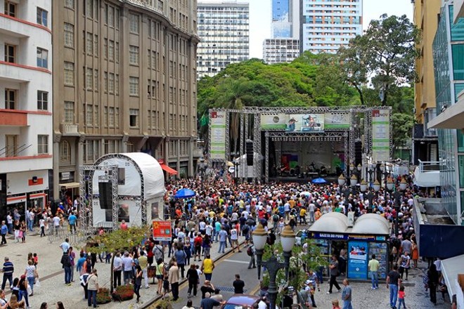 Show de Wanderléa agitou a Boca Maldita no centro de Curitiba |