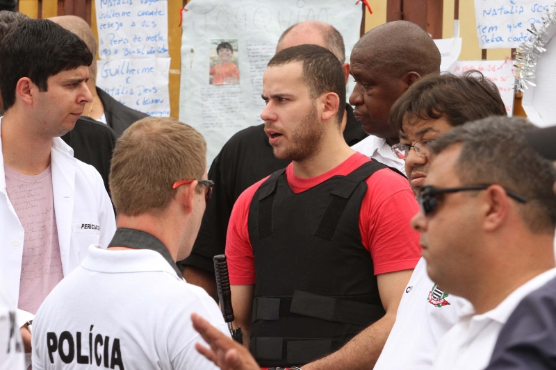 Guilherme Longo usou colete à prova de balas na reconstituição | Fernando Calzzani/ Folhapress