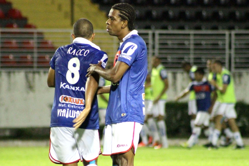 Ricardo Conceição e Moacir durante a comemoração do gol paranista. Vantagem durou pouco | Pakito Varginha/Futura Press/Folhapress