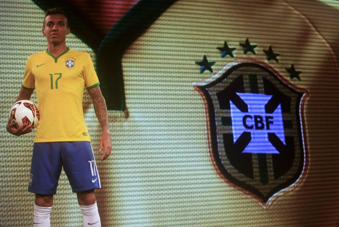 O volante Luiz Gustavo apresentou o uniforme que será utilizado pela seleção na Copa do Mundo de 2014 | Ricardo Moraes/Reuters
