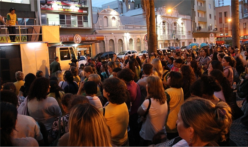 Assembleia que aprovou indicativo de greve ocorreu nesta quinta-feira (21), na Praça Carlos Gomes, Centro de Curitiba | Manoel Ramires / Sismuc