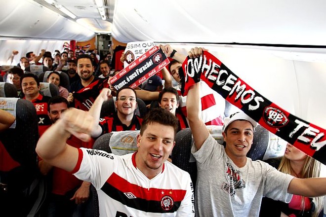 Torcida do Atlético no avião a caminho da decisão no Maracanã |