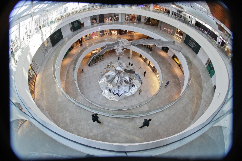 Vista das lojas no recém-inaugurado shopping Pátio Batel: varejo situou-se entre os grandes criadores de vagas do mês | Daniel Castellano/ Gazeta do Povo