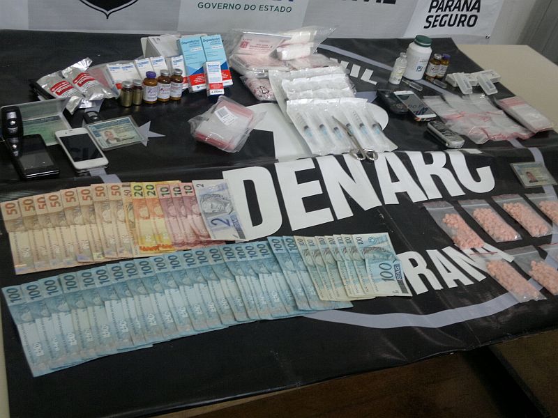 Além de R$ 50 mil em ecstasy, a polícia apreendeu R$ 3 mil em dinheiro e sete tipos de anabolizantes |